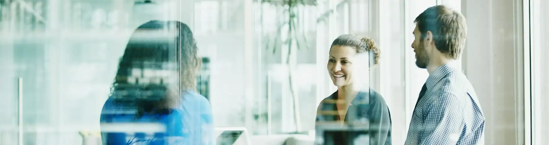 rozmawiający ludzie